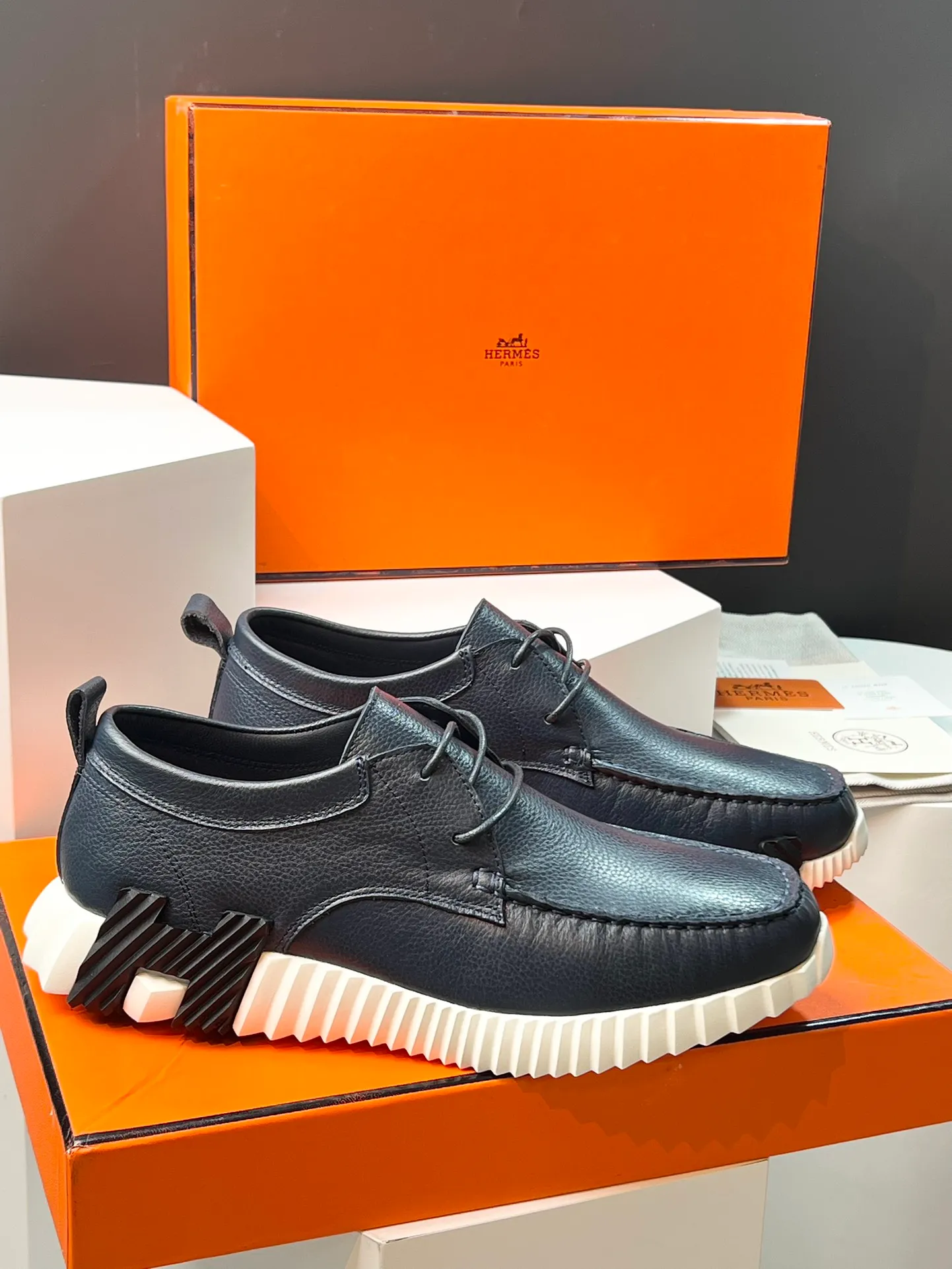 PP660【Hermes】fe new arrival~New Bouncing sneakers are the most comfortable shoes from Hermès. They are extremely light on the feet and look great. You won’t feel tired even when you go shopping and running around👍. They are light and comfortable. They are extremely light. They are perfect for both sports and leisure. They feel great when you step on them! It’s up to you to choose, there’s always what you want~ ✔️Fabric: Imported first-layer cowhide ✔️Inner lining: Imported water-dyed cowhide ✔️Outsole: Seamless combination of IP+TPU (multi-color letters) German technology irradiation machine ✔️Code number: Male 38-44 (45 customized)